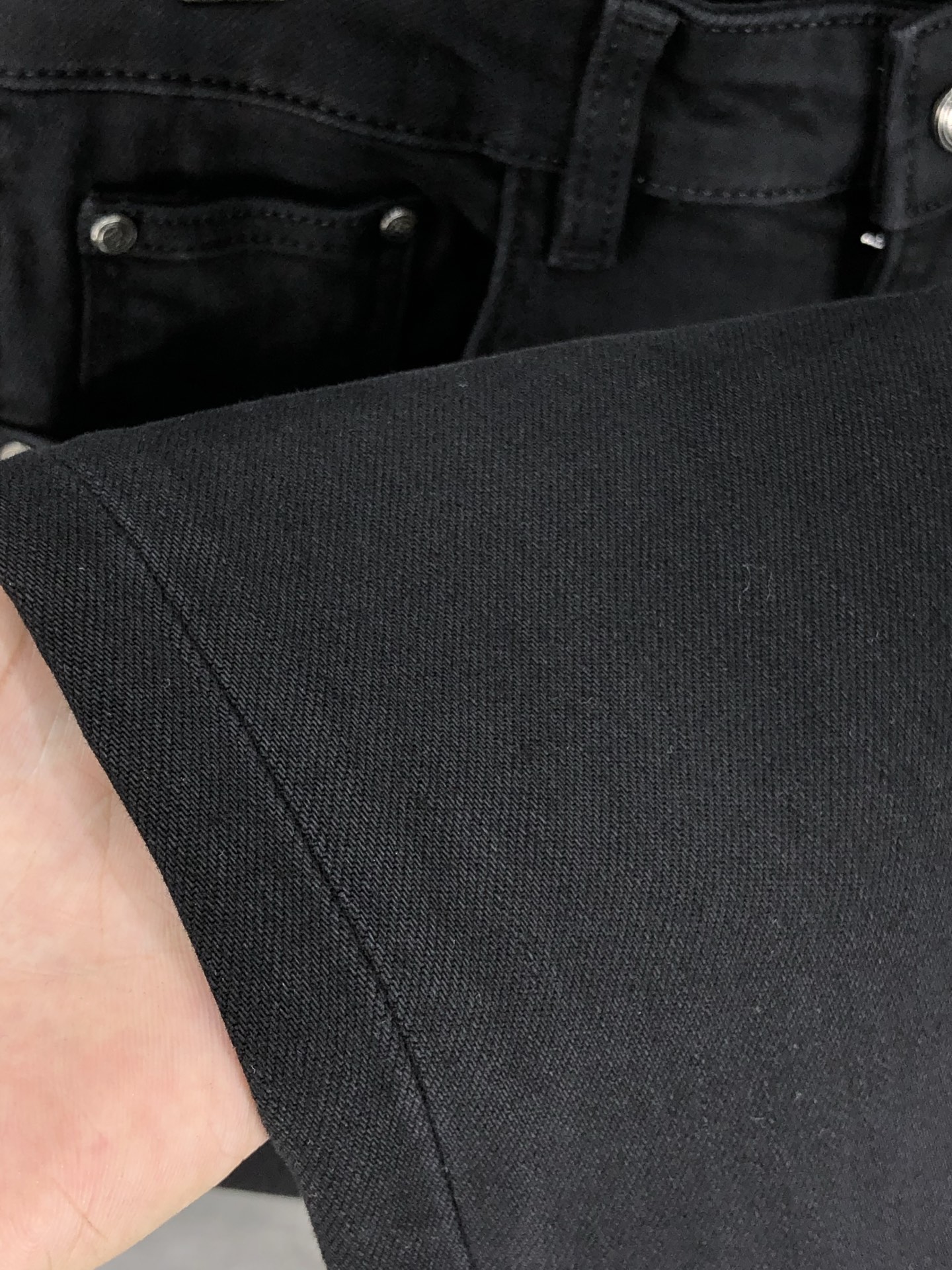 。Lv。2025秋冬高级时装感，超柔牛仔面料 , 浅色洗水牛仔裤。面料很特殊，超细精仿棉纱混纺，超柔舒适