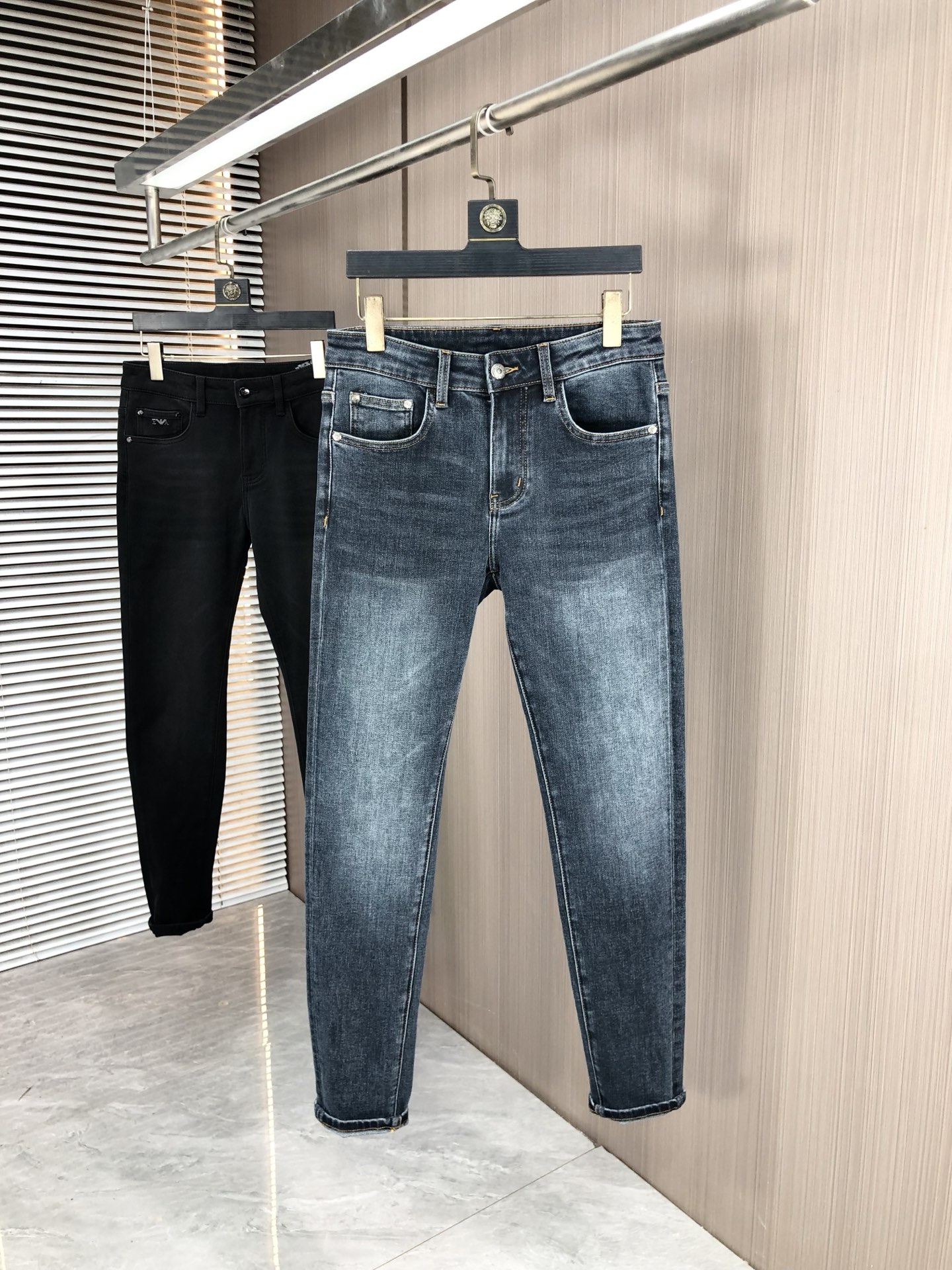 NO:530002,.Croxin. 2025 autumn and winter high-end fashion sense, super soft denim fabric, light-colored washing jeans. The fabric is very special, super fine imitation cotton yarn blend, super soft and comfortable. It has a casual and casual sense of denim, and 5 also has a relaxed and fashionable feeling. The cloth is refreshing, slightly stretchy, super soft and long-lasting, the whole pants are all traditional hand-wiping technology, natural stone grinding and light fermentation washing. Details are exquisite. Size 29-38,,chrome hearts, jeans, alexander wang19860909.克罗心.2025秋冬高级时装感,超柔牛仔面料 , 浅色洗水牛仔裤. 面料很特殊,超细精仿棉纱混纺,超柔舒适感. 具备牛仔随性感 ,休闲感 ,5亦有轻松感 ,时尚感. 布面清爽,微弹力,超柔穿着时间长, 整条裤子全传统手擦工艺,自然石磨轻酵洗水.细节精致感. 尺码29-38,,chrome hearts,jeans,alexander wang,Men's clothing