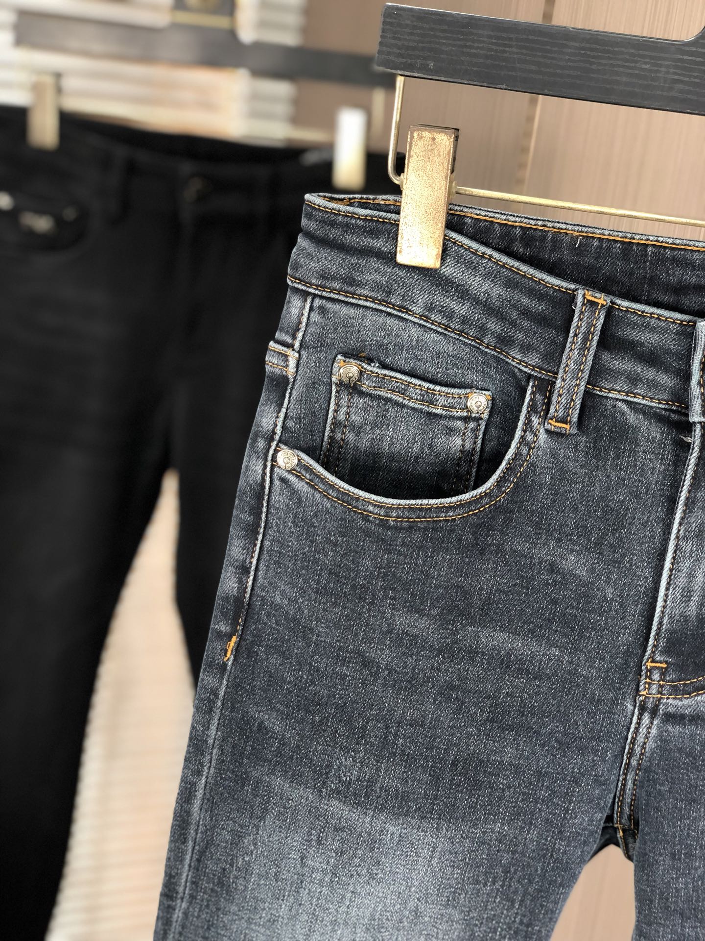 。克罗心。2025秋冬高级时装感，超柔牛仔面料 , 浅色洗水牛仔裤。面料很特殊，超细精仿棉纱混纺，超柔舒