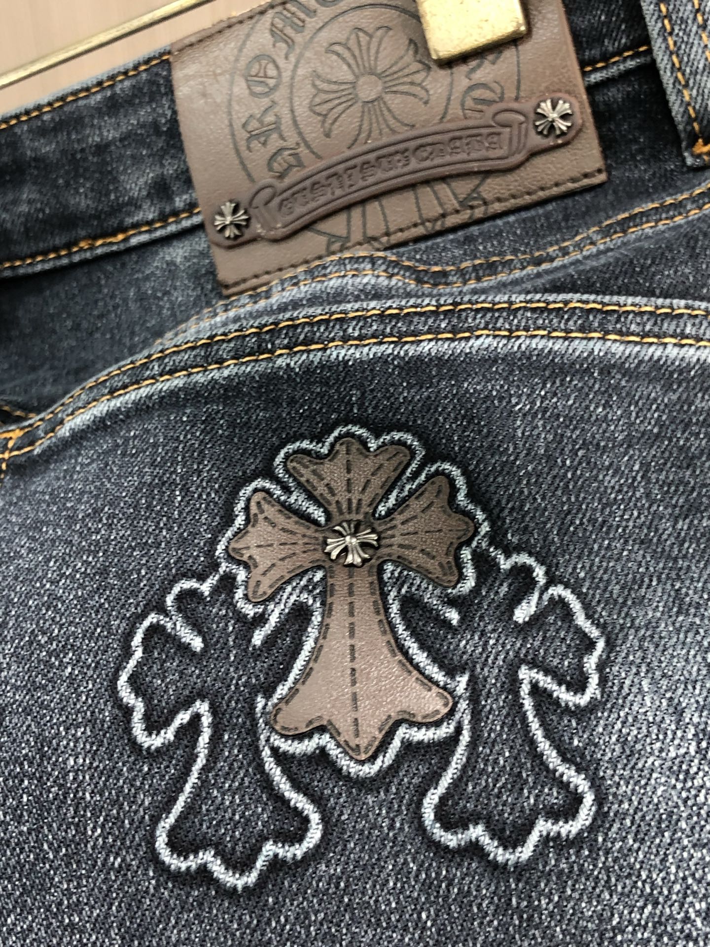 。克罗心。2025秋冬高级时装感，超柔牛仔面料 , 浅色洗水牛仔裤。面料很特殊，超细精仿棉纱混纺，超柔舒