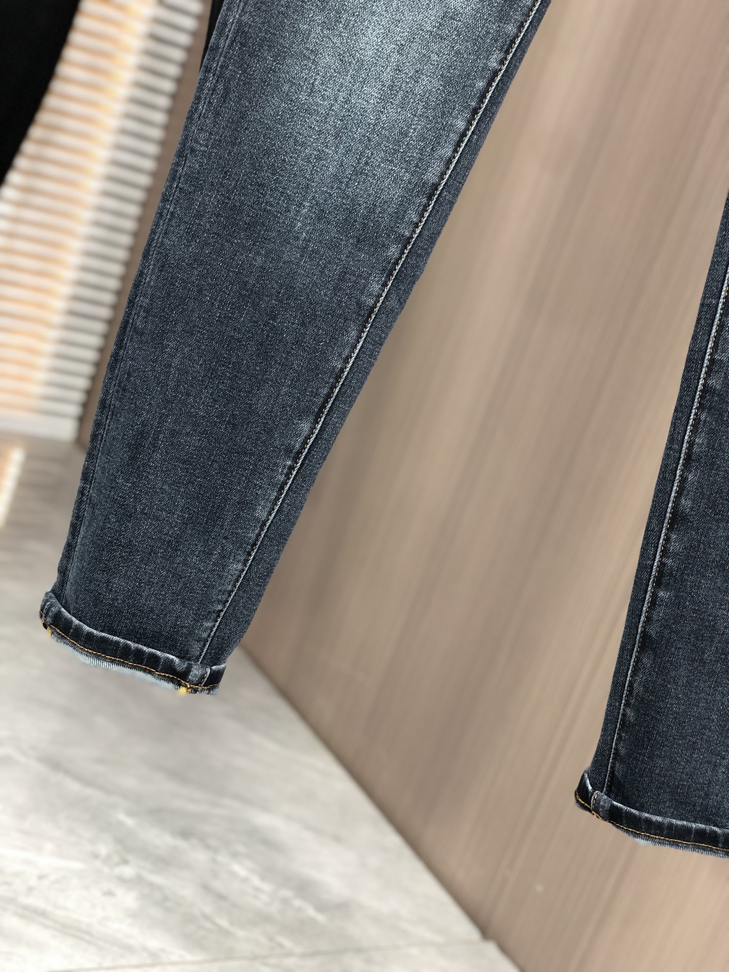 。克罗心。2025秋冬高级时装感，超柔牛仔面料 , 浅色洗水牛仔裤。面料很特殊，超细精仿棉纱混纺，超柔舒