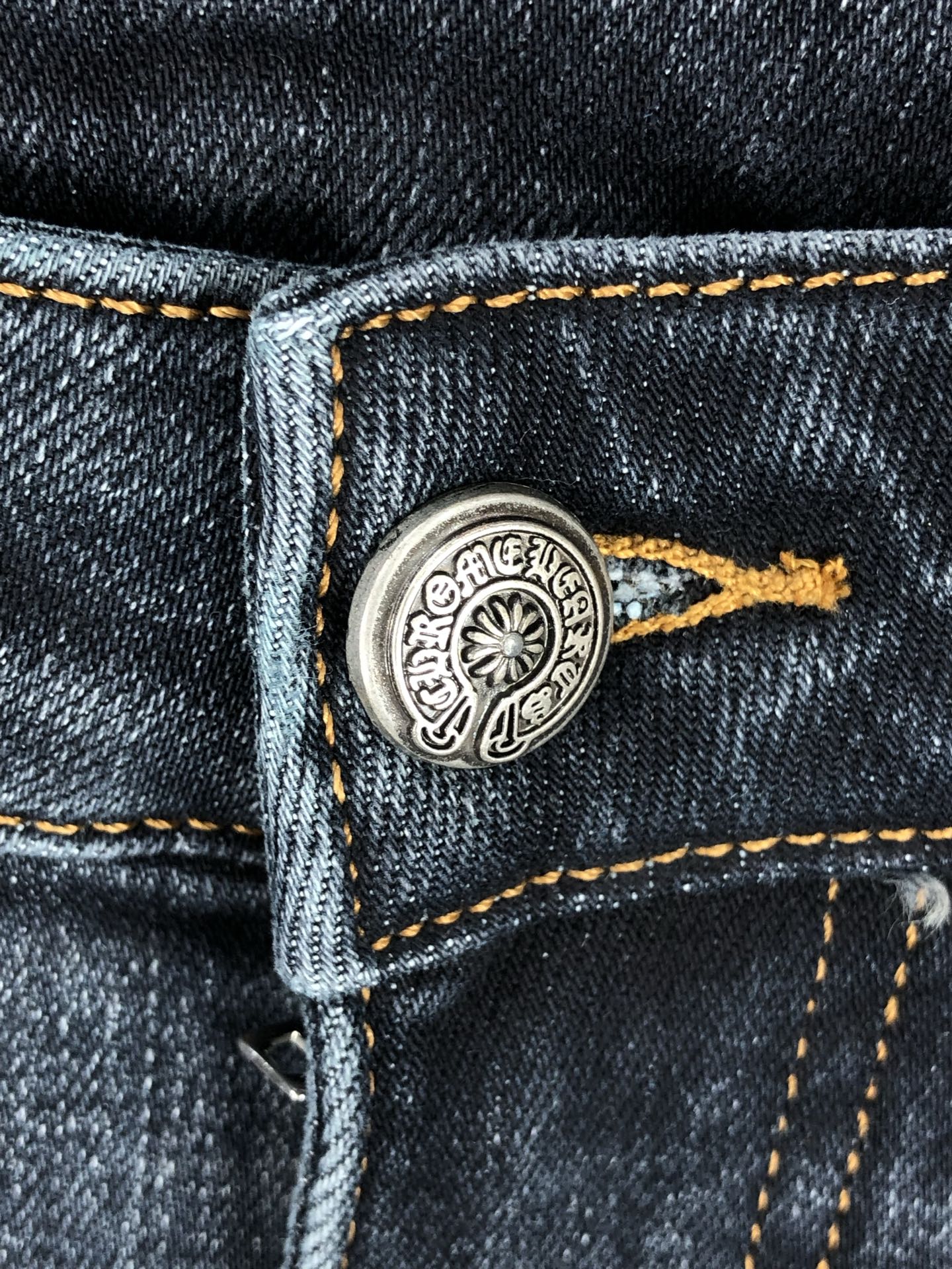 。克罗心。2025秋冬高级时装感，超柔牛仔面料 , 浅色洗水牛仔裤。面料很特殊，超细精仿棉纱混纺，超柔舒