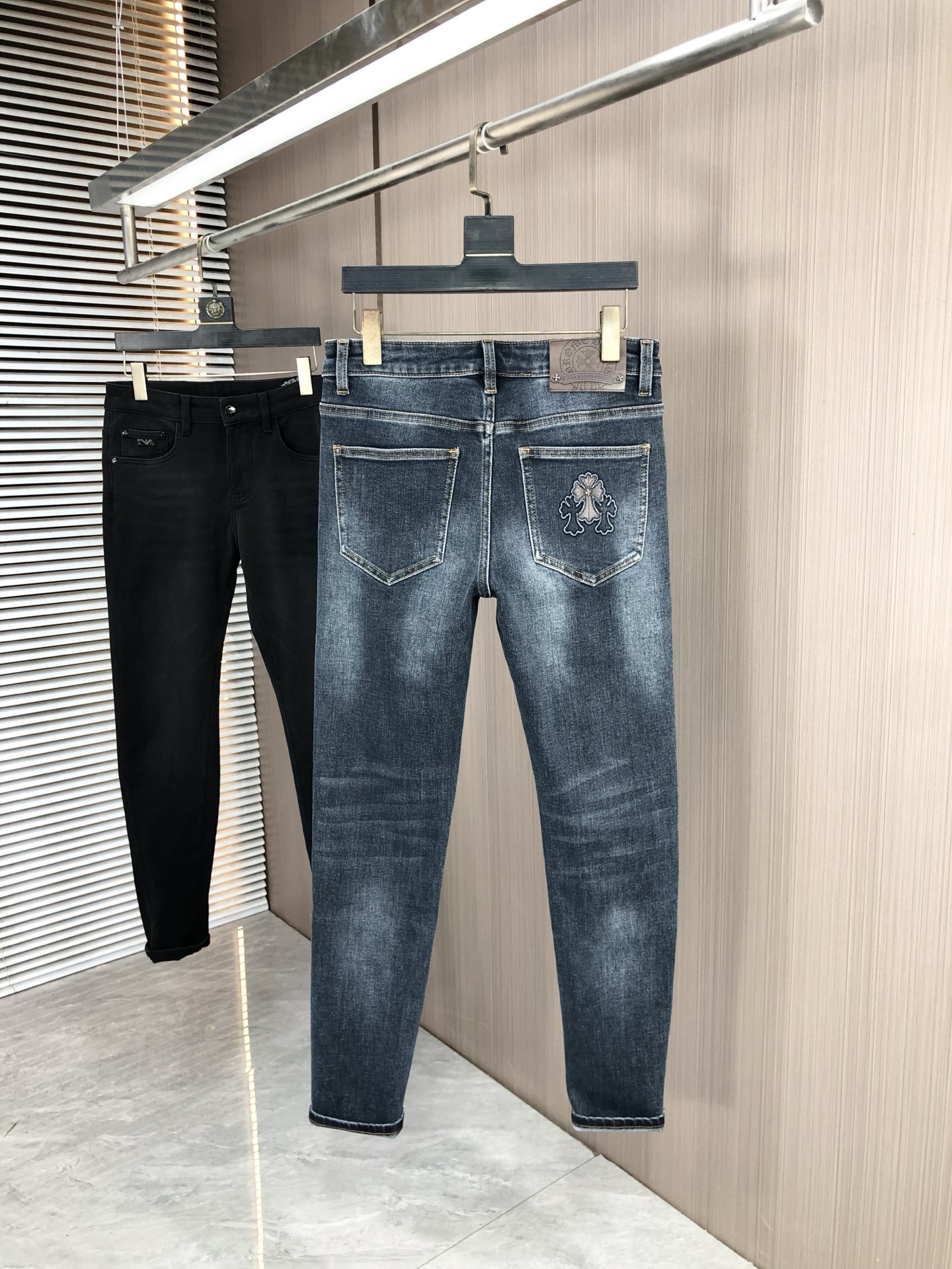 。克罗心。2025秋冬高级时装感，超柔牛仔面料 , 浅色洗水牛仔裤。面料很特殊，超细精仿棉纱混纺，超柔舒