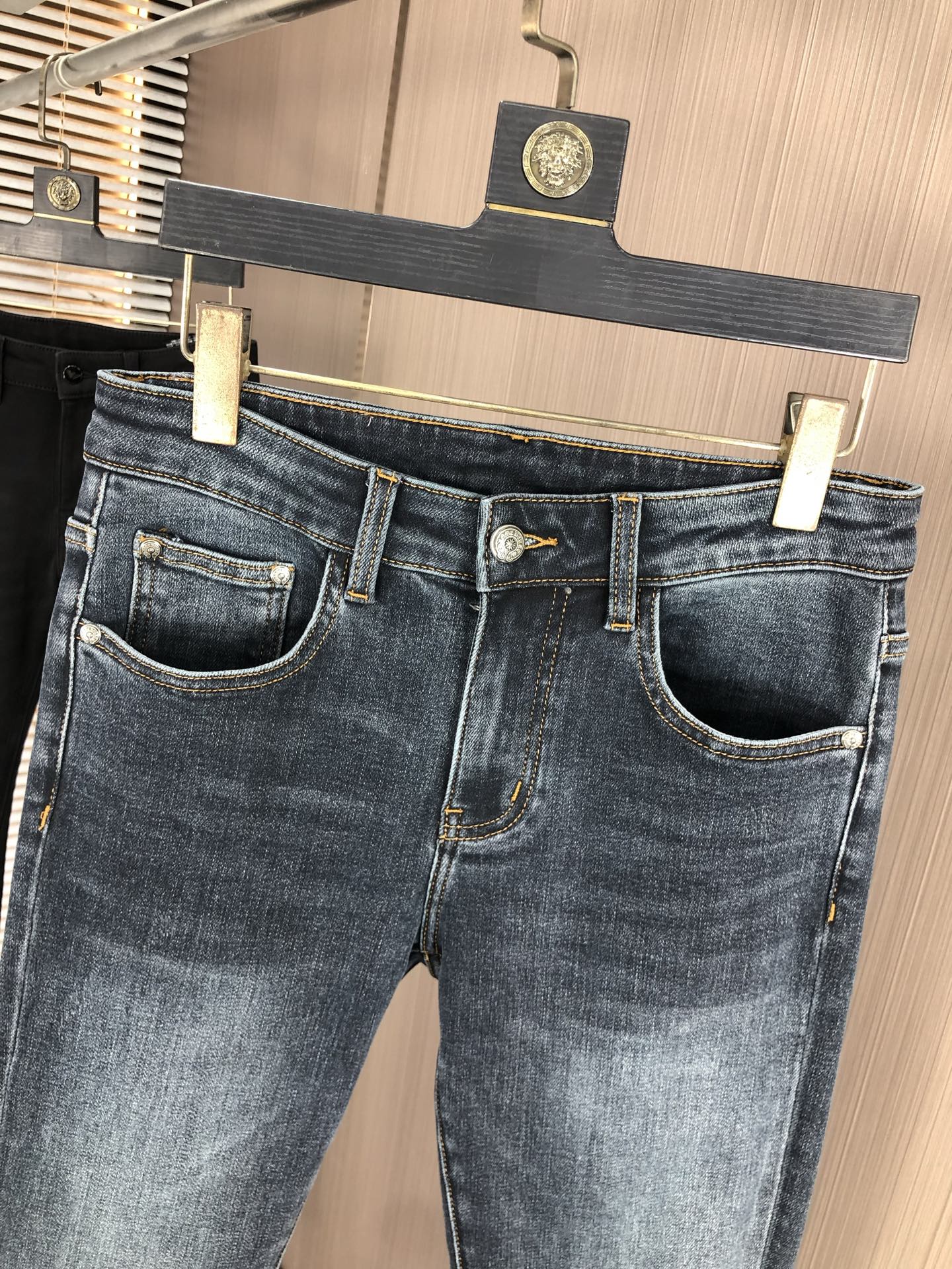 。克罗心。2025秋冬高级时装感，超柔牛仔面料 , 浅色洗水牛仔裤。面料很特殊，超细精仿棉纱混纺，超柔舒