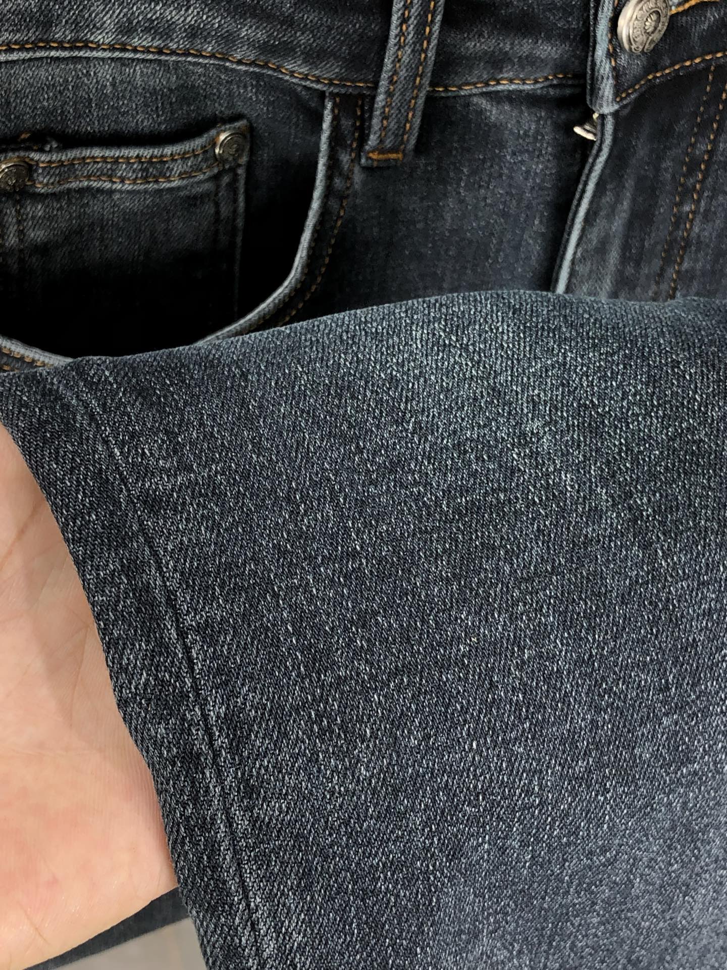 。克罗心。2025秋冬高级时装感，超柔牛仔面料 , 浅色洗水牛仔裤。面料很特殊，超细精仿棉纱混纺，超柔舒