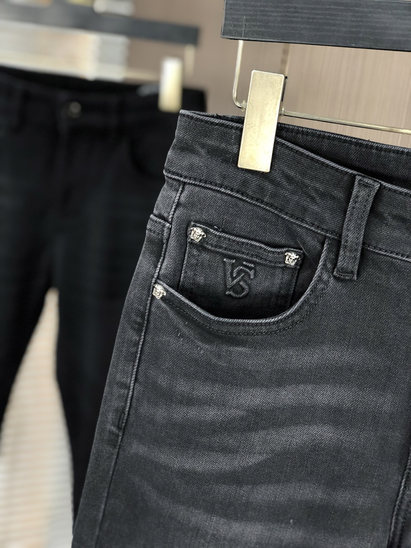 。范思哲。2025秋冬高级时装感，超柔牛仔面料 , 浅色洗水牛仔裤。面料很特殊，超细精仿棉纱混纺，超柔舒