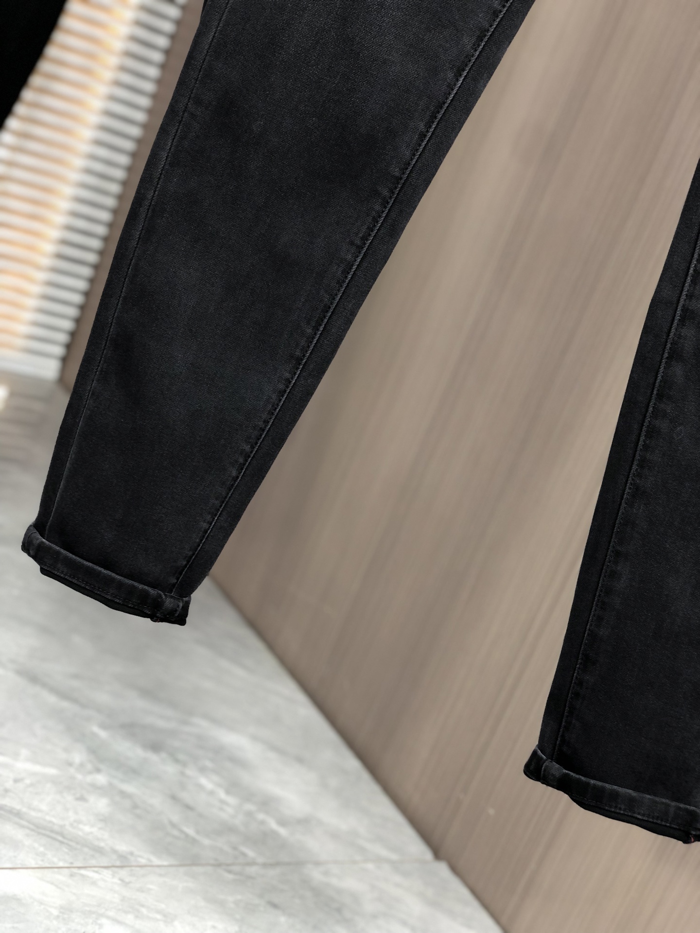 。范思哲。2025秋冬高级时装感，超柔牛仔面料 , 浅色洗水牛仔裤。面料很特殊，超细精仿棉纱混纺，超柔舒