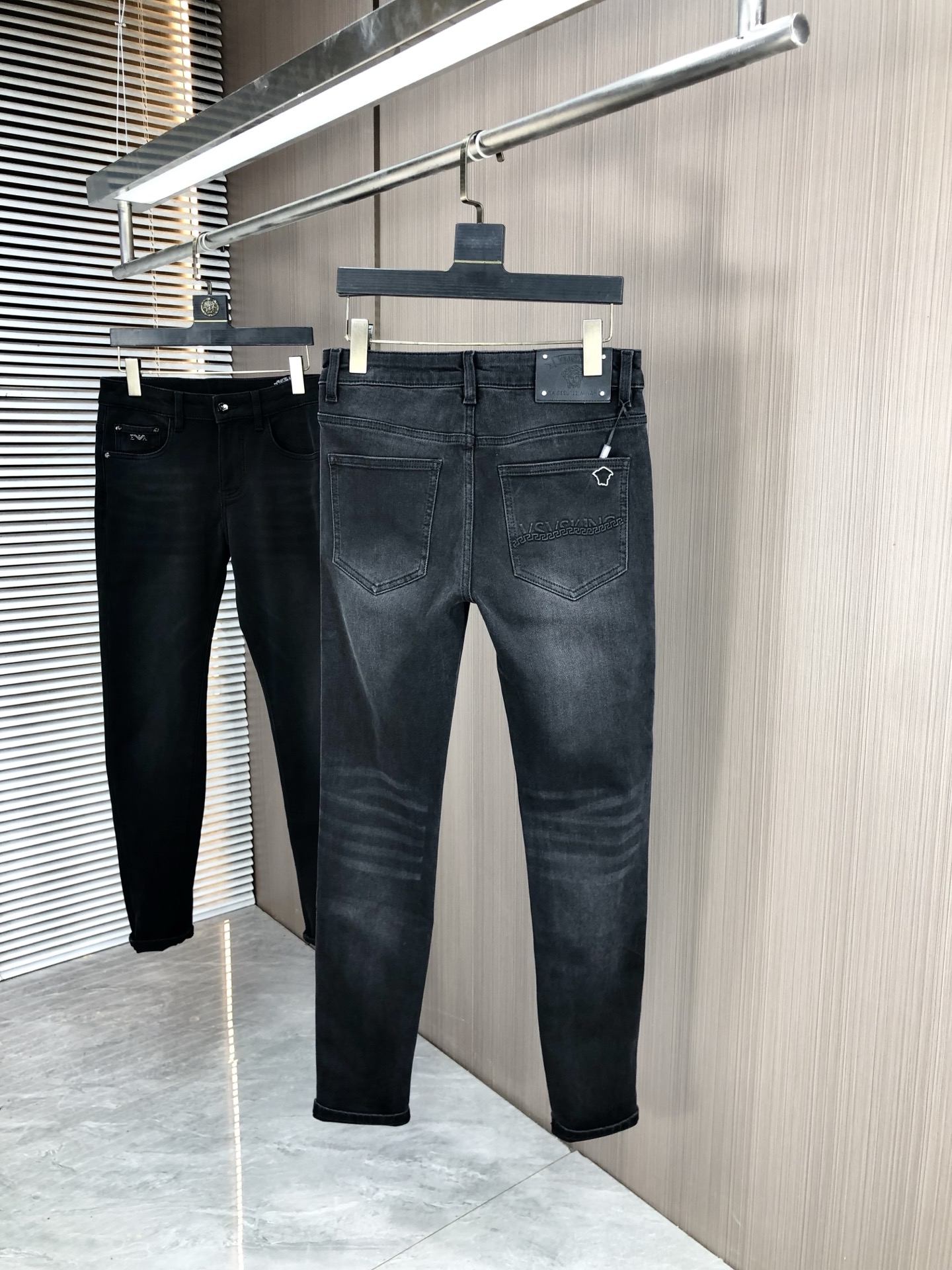 。范思哲。2025秋冬高级时装感，超柔牛仔面料 , 浅色洗水牛仔裤。面料很特殊，超细精仿棉纱混纺，超柔舒