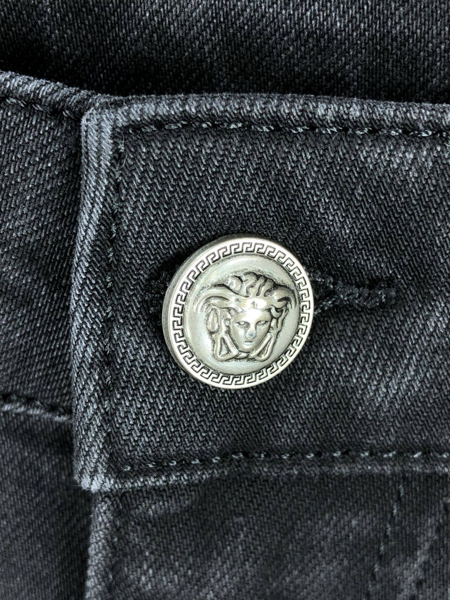 。范思哲。2025秋冬高级时装感，超柔牛仔面料 , 浅色洗水牛仔裤。面料很特殊，超细精仿棉纱混纺，超柔舒