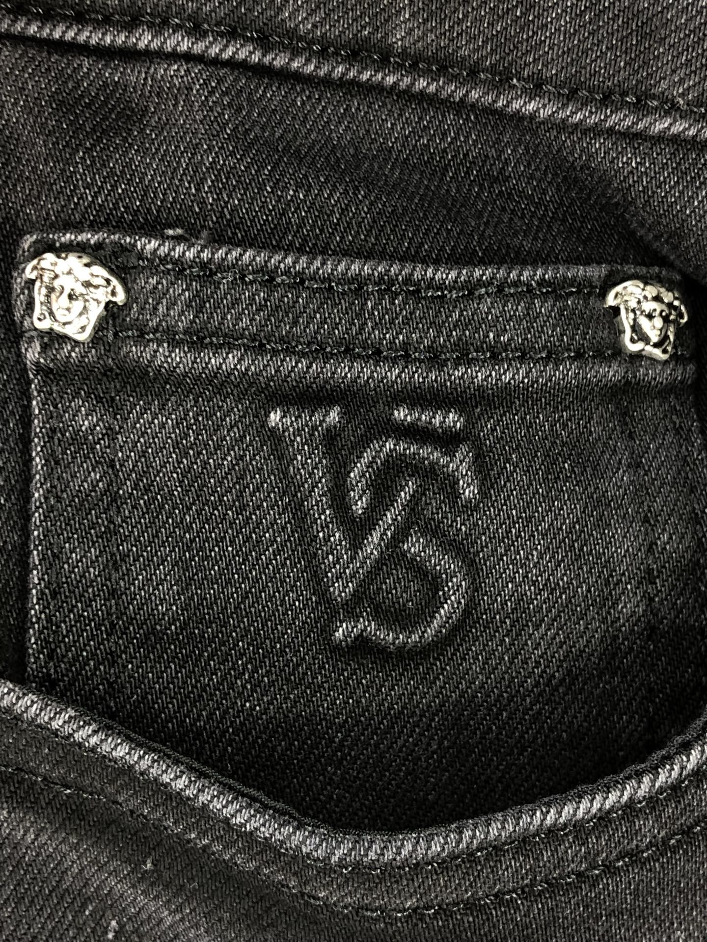 。范思哲。2025秋冬高级时装感，超柔牛仔面料 , 浅色洗水牛仔裤。面料很特殊，超细精仿棉纱混纺，超柔舒