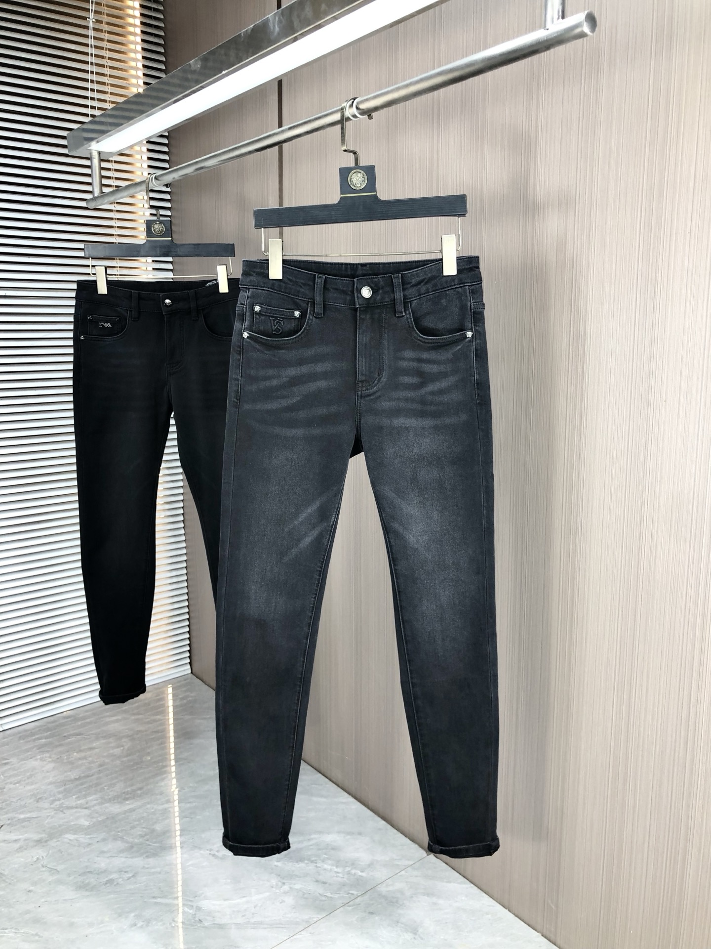 NO:529985,.Versace. 2025 autumn and winter high-end fashion sense, super soft denim fabric, light-colored washing jeans. The fabric is very special, super fine imitation cotton yarn blend, super soft and comfortable. It has a casual and casual sense of denim, and 5 also has a relaxed and fashionable feeling. The cloth is refreshing, slightly stretchy, super soft and long wearing time, the whole pants are all traditional hand-wiping technology, natural stone grinding and light fermentation washing. Details are exquisite. Size 29-38, versace, jeans, alexander wang19860909.范思哲.2025秋冬高级时装感,超柔牛仔面料 , 浅色洗水牛仔裤. 面料很特殊,超细精仿棉纱混纺,超柔舒适感. 具备牛仔随性感 ,休闲感 ,5亦有轻松感 ,时尚感. 布面清爽,微弹力,超柔穿着时间长, 整条裤子全传统手擦工艺,自然石磨轻酵洗水.细节精致感. 尺码29-38,,versace,jeans,alexander wang,Men's clothing