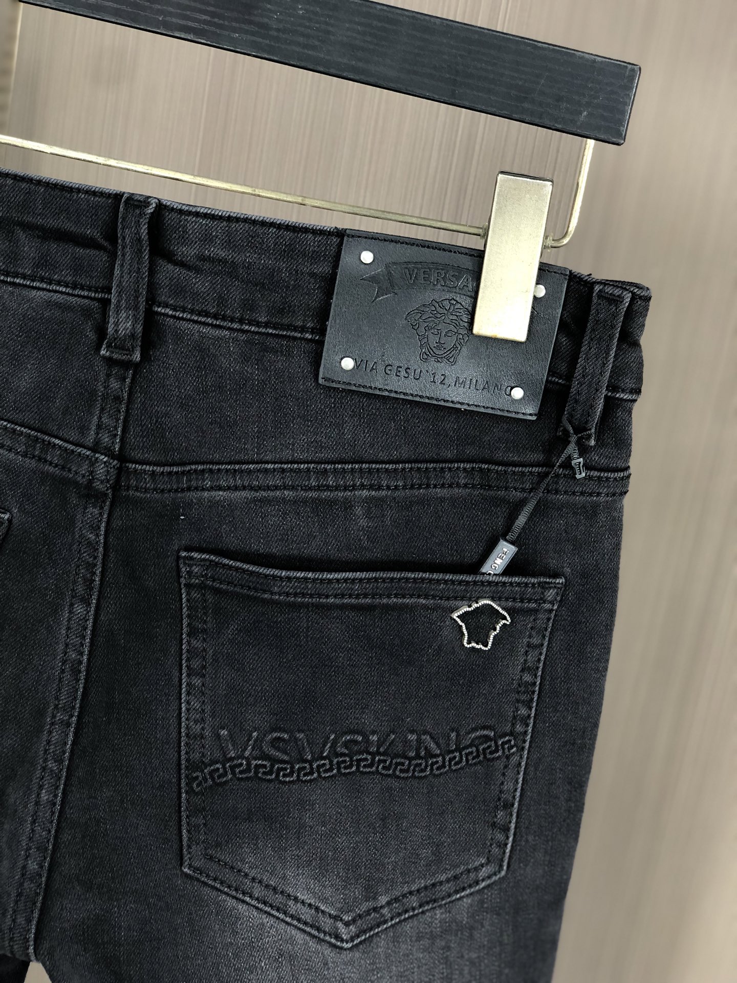 。范思哲。2025秋冬高级时装感，超柔牛仔面料 , 浅色洗水牛仔裤。面料很特殊，超细精仿棉纱混纺，超柔舒