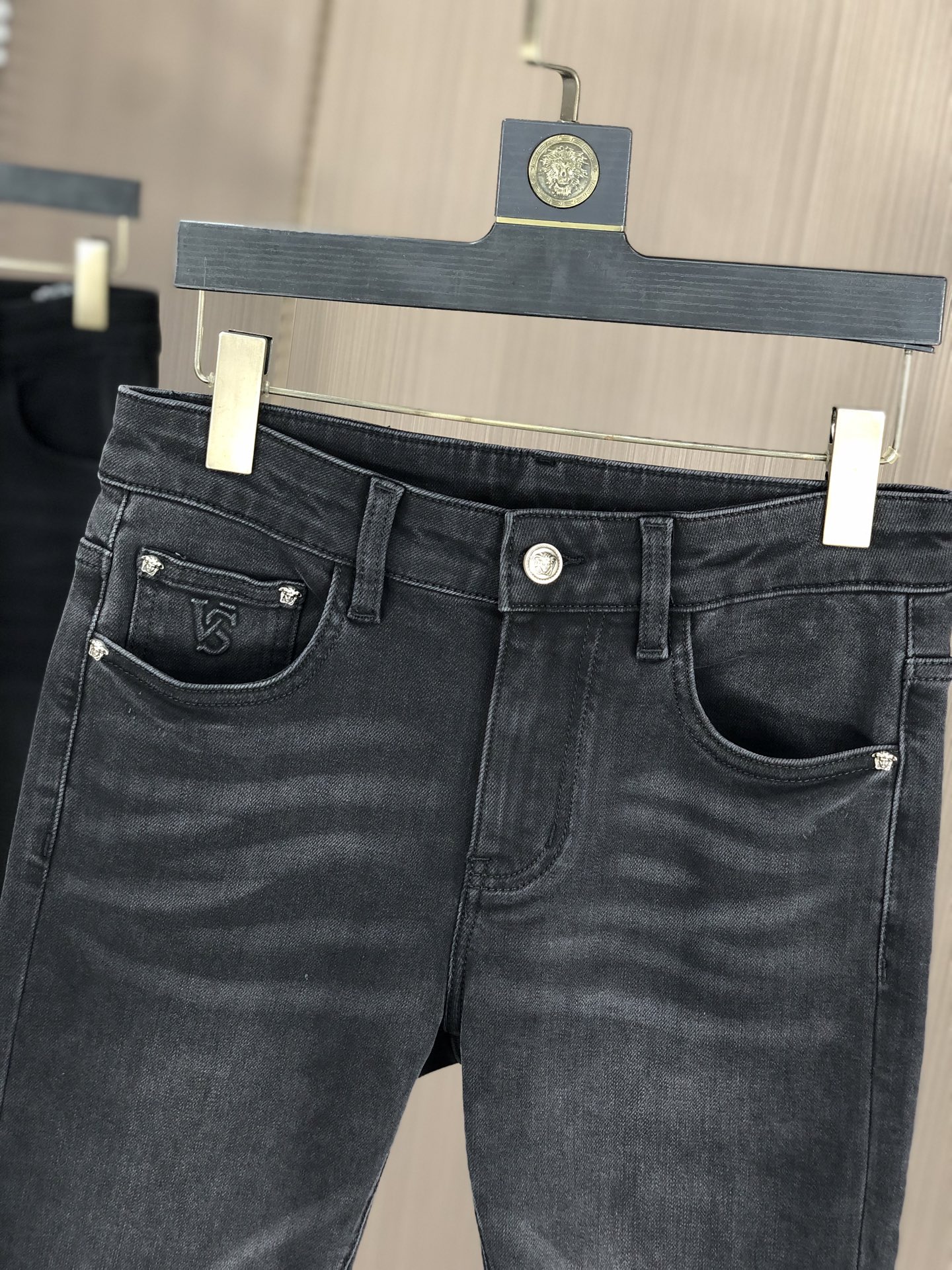 。范思哲。2025秋冬高级时装感，超柔牛仔面料 , 浅色洗水牛仔裤。面料很特殊，超细精仿棉纱混纺，超柔舒