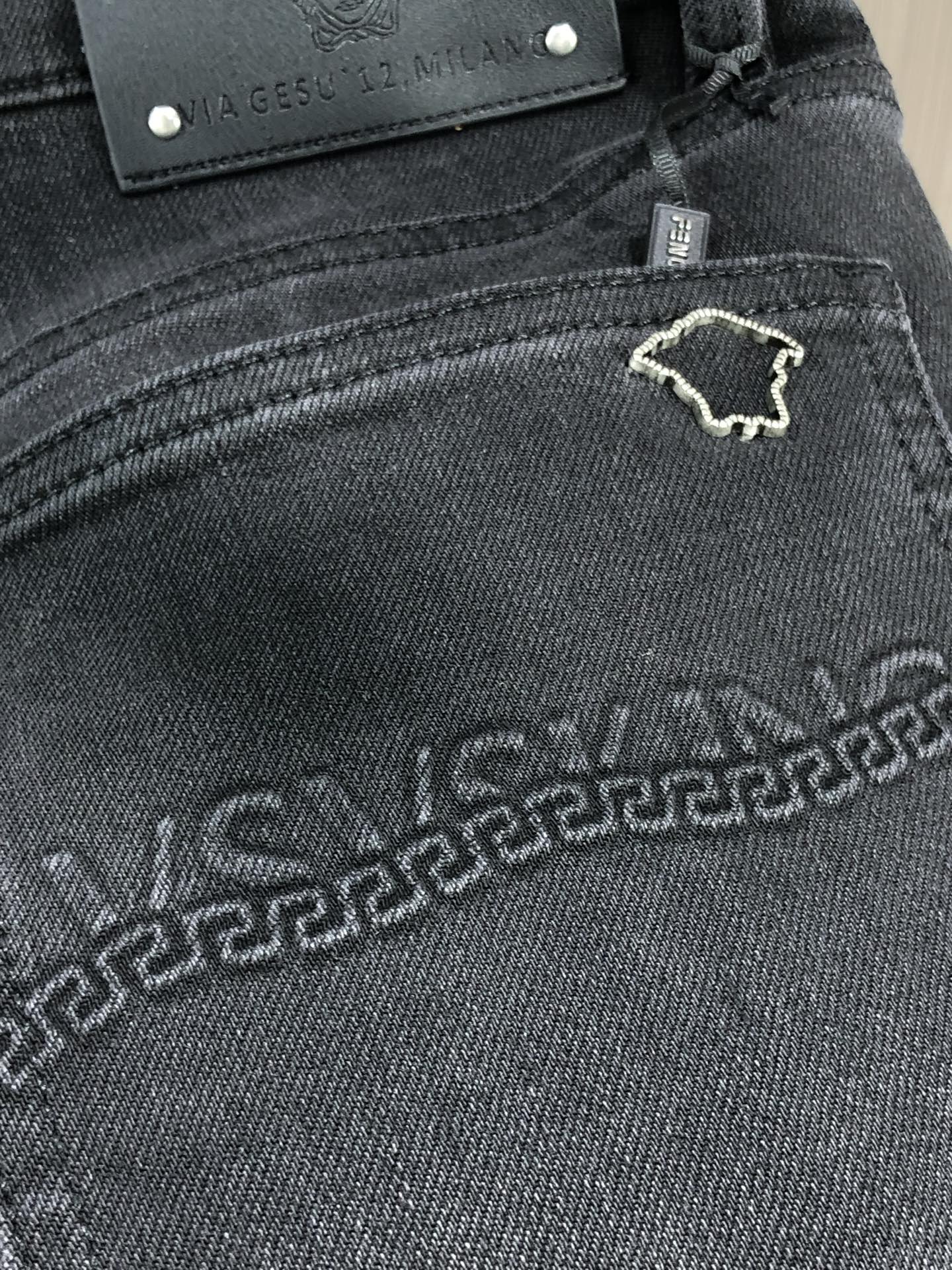 。范思哲。2025秋冬高级时装感，超柔牛仔面料 , 浅色洗水牛仔裤。面料很特殊，超细精仿棉纱混纺，超柔舒