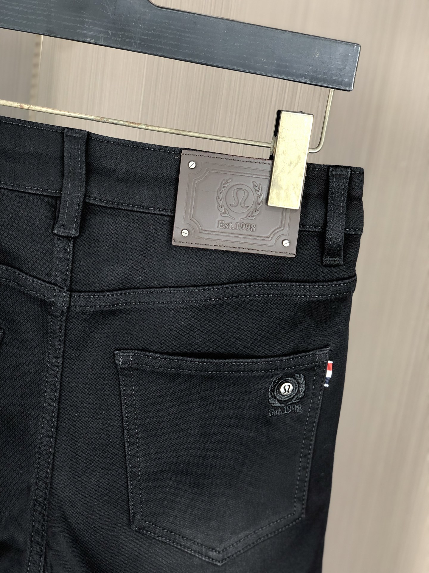 。LuLu。2025秋冬高级时装感，超柔牛仔面料 , 浅色洗水牛仔裤。面料很特殊，超细精仿棉纱混纺，超柔