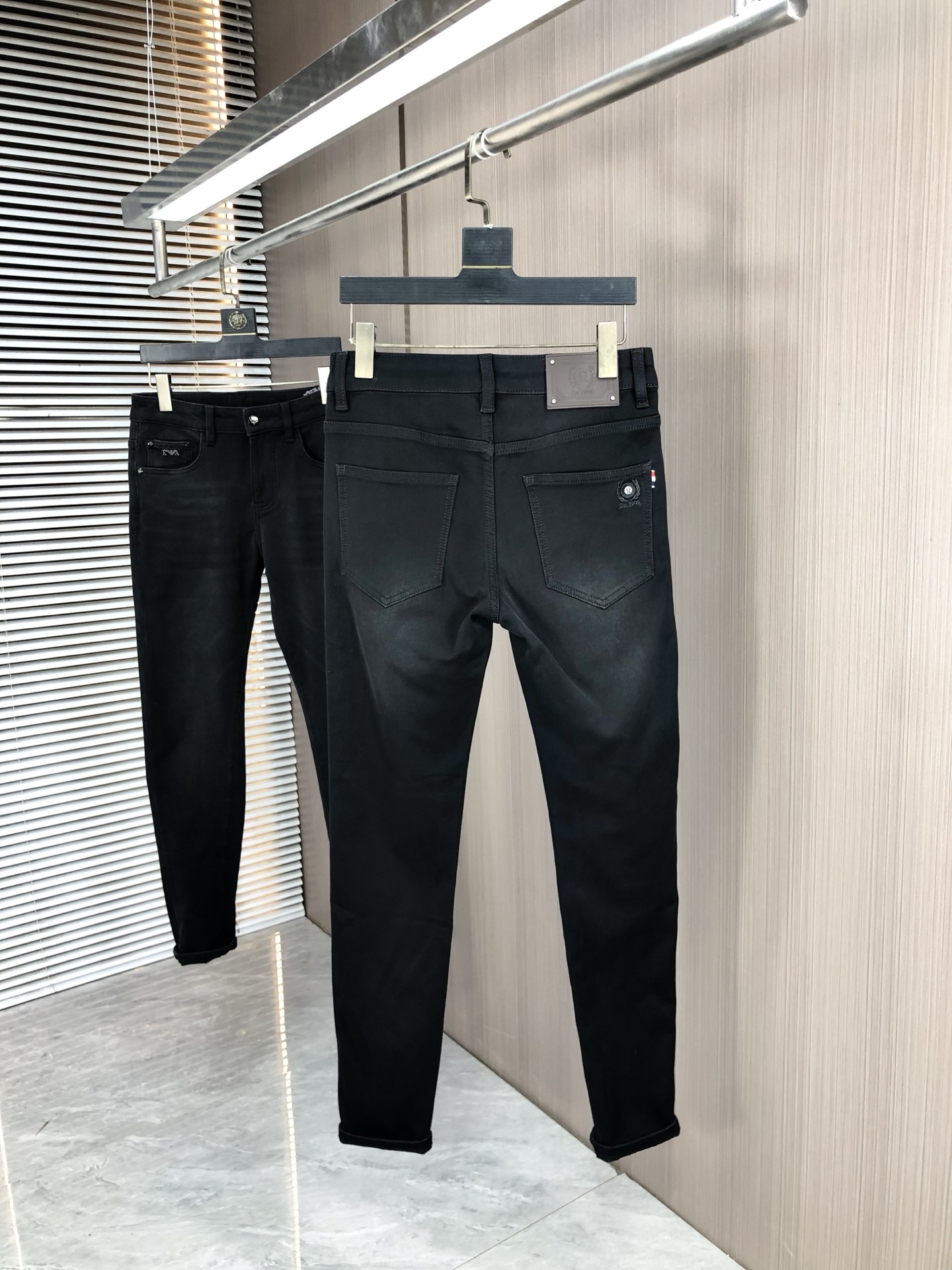 。LuLu。2025秋冬高级时装感，超柔牛仔面料 , 浅色洗水牛仔裤。面料很特殊，超细精仿棉纱混纺，超柔