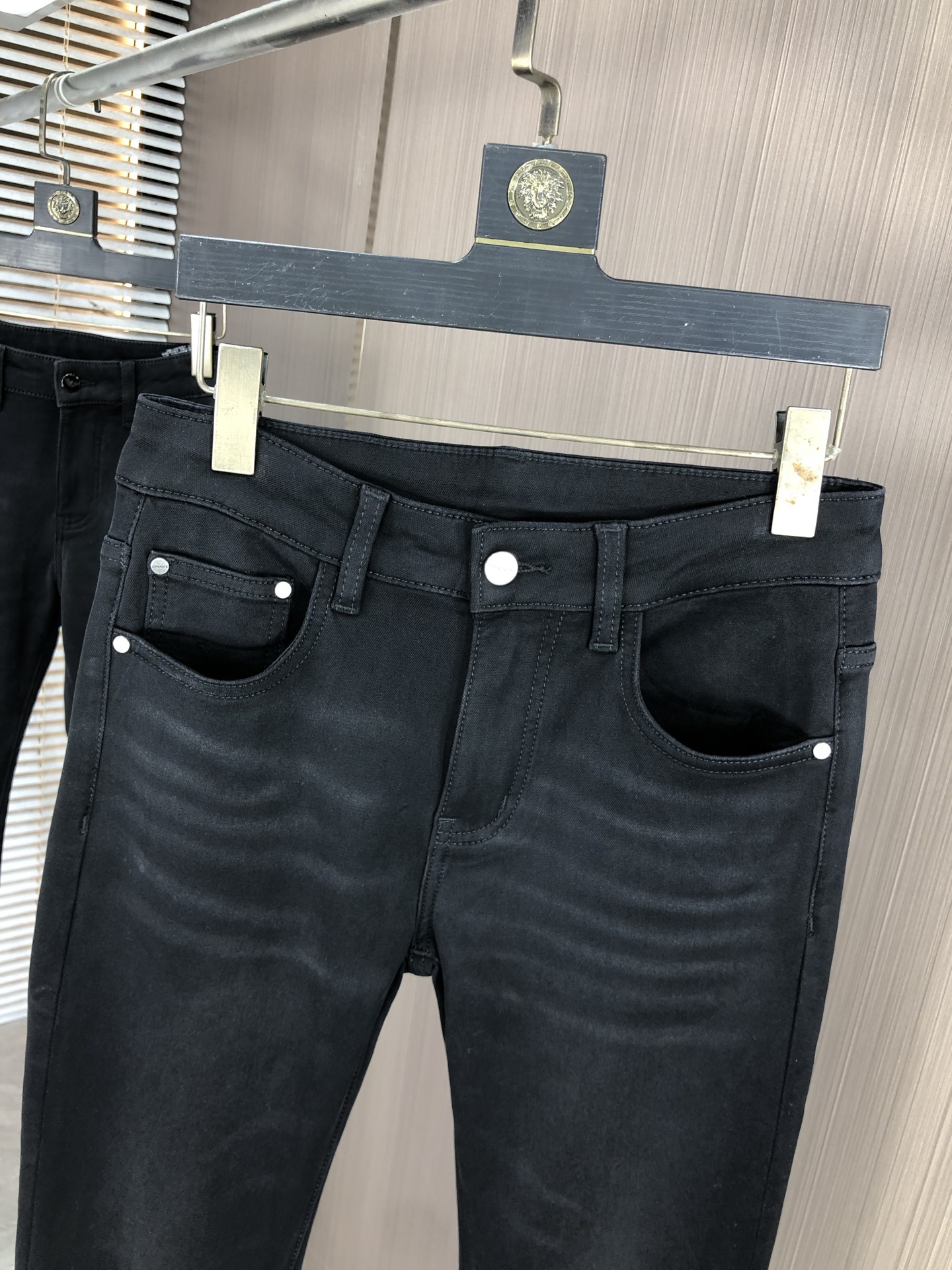 。LuLu。2025秋冬高级时装感，超柔牛仔面料 , 浅色洗水牛仔裤。面料很特殊，超细精仿棉纱混纺，超柔