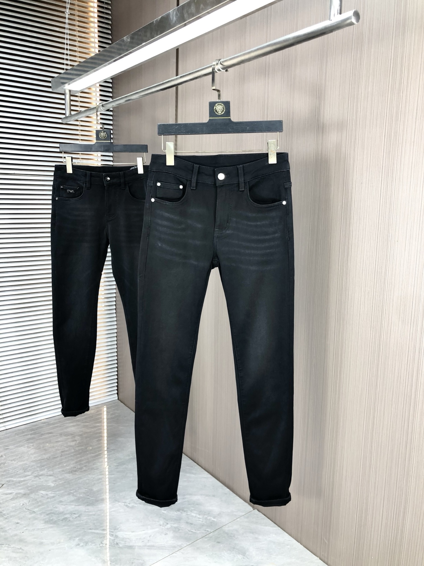 NO:529987,.LuLu.2025 autumn and winter high-end fashion sense, super soft denim fabric, light-colored washing jeans. The fabric is very special, super fine imitation cotton yarn blend, super soft and comfortable. It has a casual and casual sense of denim, and 5 also has a relaxed and fashionable feeling. The cloth surface is refreshing, slightly stretchy, super soft wearing time, the whole pants are all traditional hand-wiping technology, natural stone grinding and light fermentation washing. Details are exquisite. Size 29-38,,jeans,alexander wang19860909.LuLu.2025秋冬高级时装感,超柔牛仔面料 , 浅色洗水牛仔裤. 面料很特殊,超细精仿棉纱混纺,超柔舒适感. 具备牛仔随性感 ,休闲感 ,5亦有轻松感 ,时尚感. 布面清爽,微弹力,超柔穿着时间长, 整条裤子全传统手擦工艺,自然石磨轻酵洗水.细节精致感. 尺码29-38,,jeans,alexander wang,Men's clothing