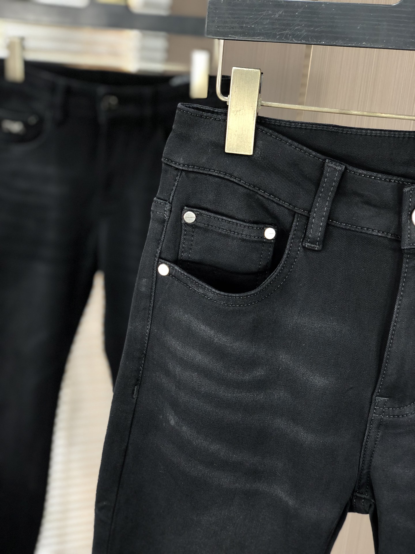 。LuLu。2025秋冬高级时装感，超柔牛仔面料 , 浅色洗水牛仔裤。面料很特殊，超细精仿棉纱混纺，超柔
