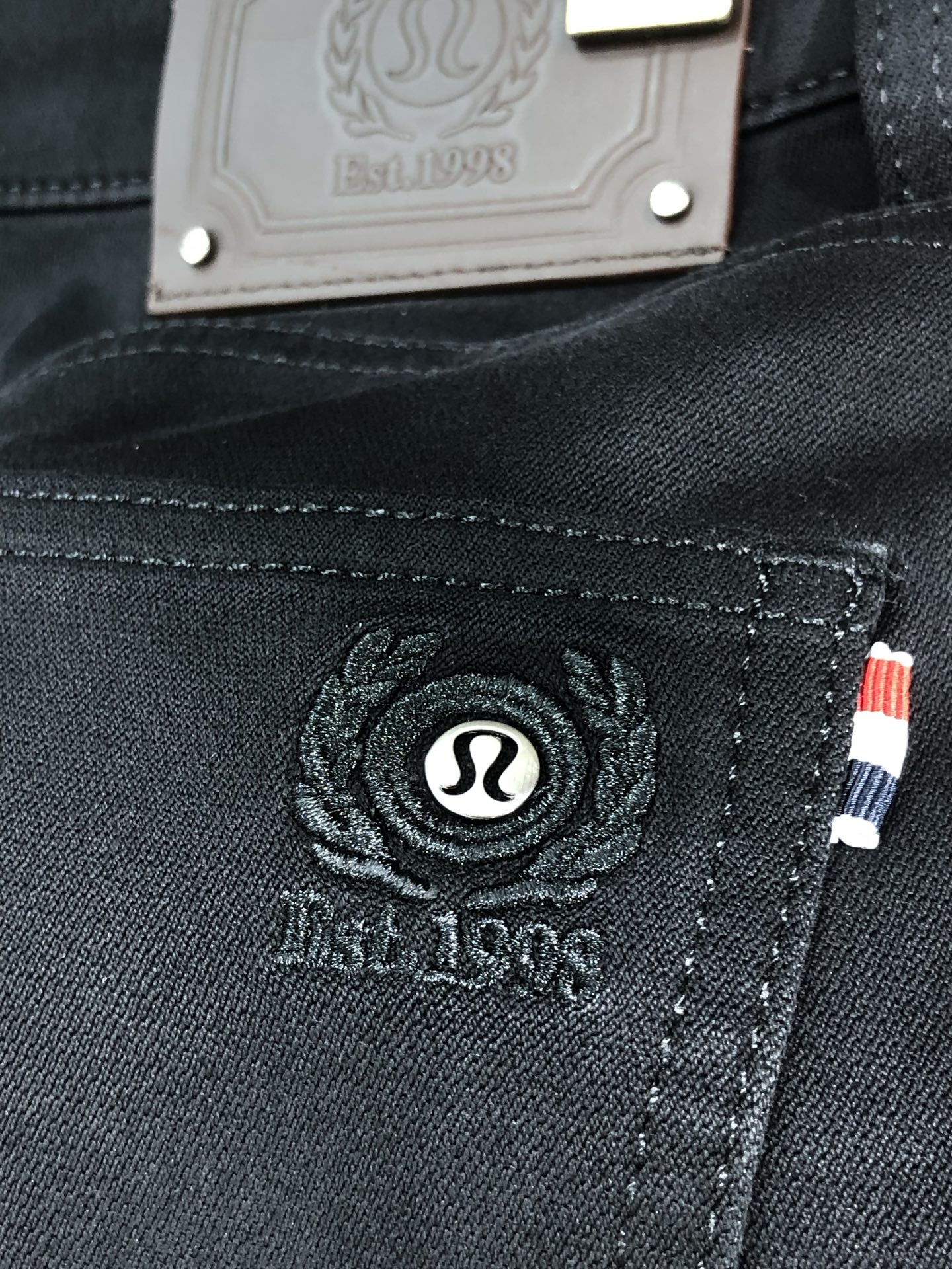 。LuLu。2025秋冬高级时装感，超柔牛仔面料 , 浅色洗水牛仔裤。面料很特殊，超细精仿棉纱混纺，超柔