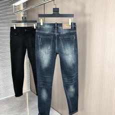 。Gucci。2025秋冬高级时装感,超柔牛仔面料 , 浅色洗水牛仔裤。面料很特殊,超细精仿棉纱混纺,超 。Gucci。2025秋冬高级时装感,超柔牛仔面料 , 浅色洗水牛仔裤。面料很特殊,超细精仿棉纱混纺,超
