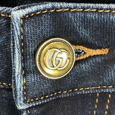 。Gucci。2025秋冬高级时装感,超柔牛仔面料 , 浅色洗水牛仔裤。面料很特殊,超细精仿棉纱混纺,超 。Gucci。2025秋冬高级时装感,超柔牛仔面料 , 浅色洗水牛仔裤。面料很特殊,超细精仿棉纱混纺,超
