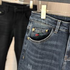 。Gucci。2025秋冬高级时装感,超柔牛仔面料 , 浅色洗水牛仔裤。面料很特殊,超细精仿棉纱混纺,超 。Gucci。2025秋冬高级时装感,超柔牛仔面料 , 浅色洗水牛仔裤。面料很特殊,超细精仿棉纱混纺,超