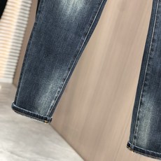。Gucci。2025秋冬高级时装感,超柔牛仔面料 , 浅色洗水牛仔裤。面料很特殊,超细精仿棉纱混纺,超 。Gucci。2025秋冬高级时装感,超柔牛仔面料 , 浅色洗水牛仔裤。面料很特殊,超细精仿棉纱混纺,超