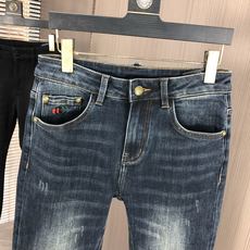 。Gucci。2025秋冬高级时装感,超柔牛仔面料 , 浅色洗水牛仔裤。面料很特殊,超细精仿棉纱混纺,超 。Gucci。2025秋冬高级时装感,超柔牛仔面料 , 浅色洗水牛仔裤。面料很特殊,超细精仿棉纱混纺,超