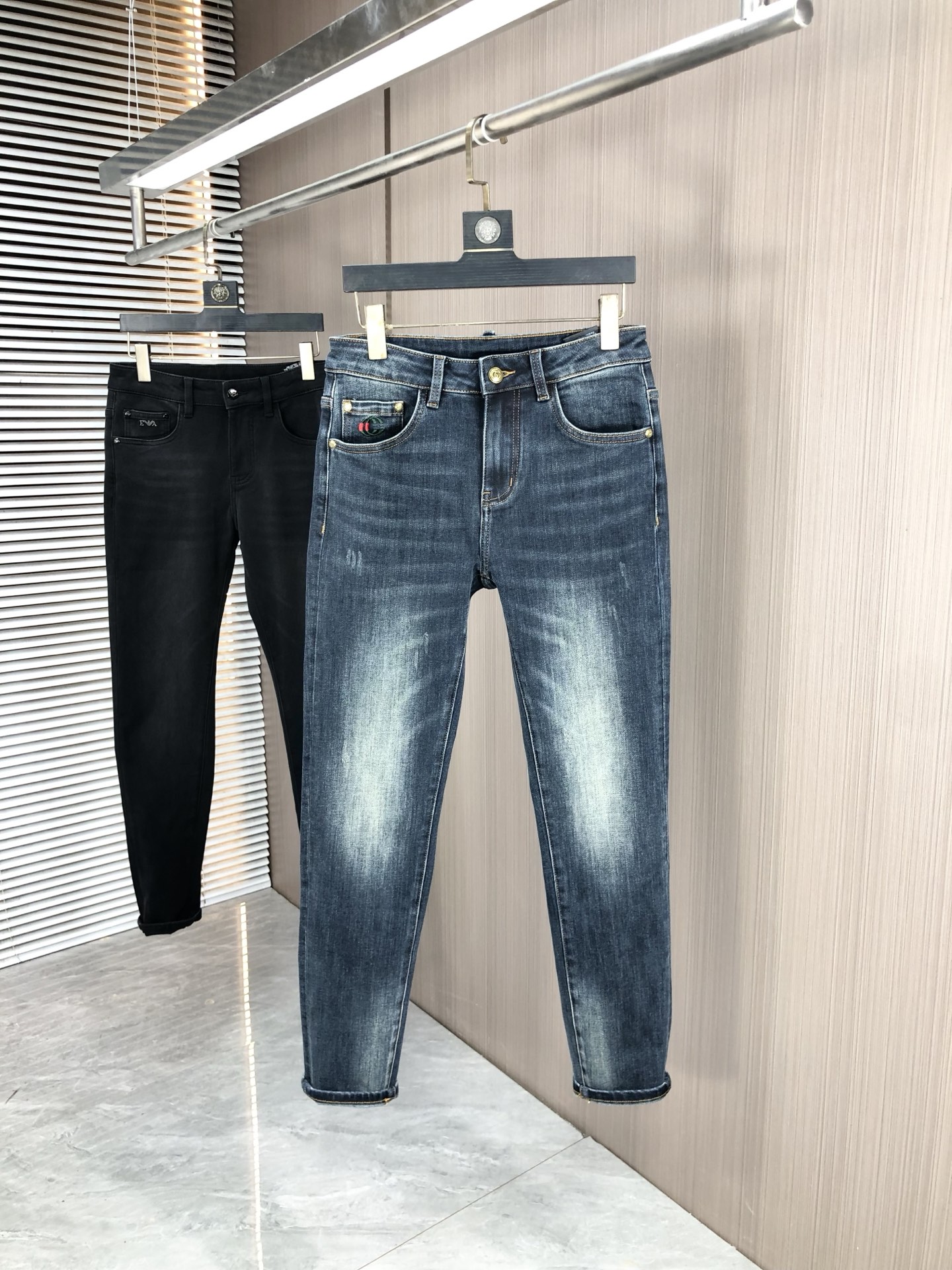 NO:529989,.Gucci.2025 autumn and winter high-end fashion sense, super soft denim fabric, light-colored washing jeans. The fabric is very special, super fine imitation cotton yarn blend, super soft and comfortable. It has a casual and casual sense of denim, and 5 also has a relaxed and fashionable feeling. The cloth is refreshing, slightly stretchy, super soft and long wearing time, the whole pants are all traditional hand-wiping technology, natural stone grinding and light fermentation washing. Details are exquisite. Size 29-38,,gucci,jeans,alexander wang19860909.Gucci.2025秋冬高级时装感,超柔牛仔面料 , 浅色洗水牛仔裤. 面料很特殊,超细精仿棉纱混纺,超柔舒适感. 具备牛仔随性感 ,休闲感 ,5亦有轻松感 ,时尚感. 布面清爽,微弹力,超柔穿着时间长, 整条裤子全传统手擦工艺,自然石磨轻酵洗水.细节精致感. 尺码29-38,,gucci,jeans,alexander wang,Men's clothing