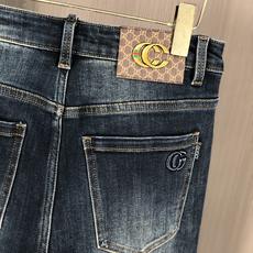 。Gucci。2025秋冬高级时装感,超柔牛仔面料 , 浅色洗水牛仔裤。面料很特殊,超细精仿棉纱混纺,超 。Gucci。2025秋冬高级时装感,超柔牛仔面料 , 浅色洗水牛仔裤。面料很特殊,超细精仿棉纱混纺,超