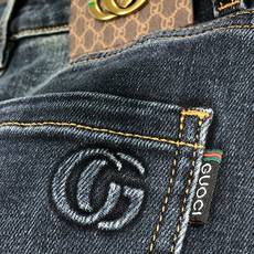 。Gucci。2025秋冬高级时装感,超柔牛仔面料 , 浅色洗水牛仔裤。面料很特殊,超细精仿棉纱混纺,超 。Gucci。2025秋冬高级时装感,超柔牛仔面料 , 浅色洗水牛仔裤。面料很特殊,超细精仿棉纱混纺,超