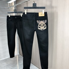 。范思哲。2025秋冬高级时装感,超柔牛仔面料 , 浅色洗水牛仔裤。面料很特殊,超细精仿棉纱混纺,超柔舒 。范思哲。2025秋冬高级时装感,超柔牛仔面料 , 浅色洗水牛仔裤。面料很特殊,超细精仿棉纱混纺,超柔舒