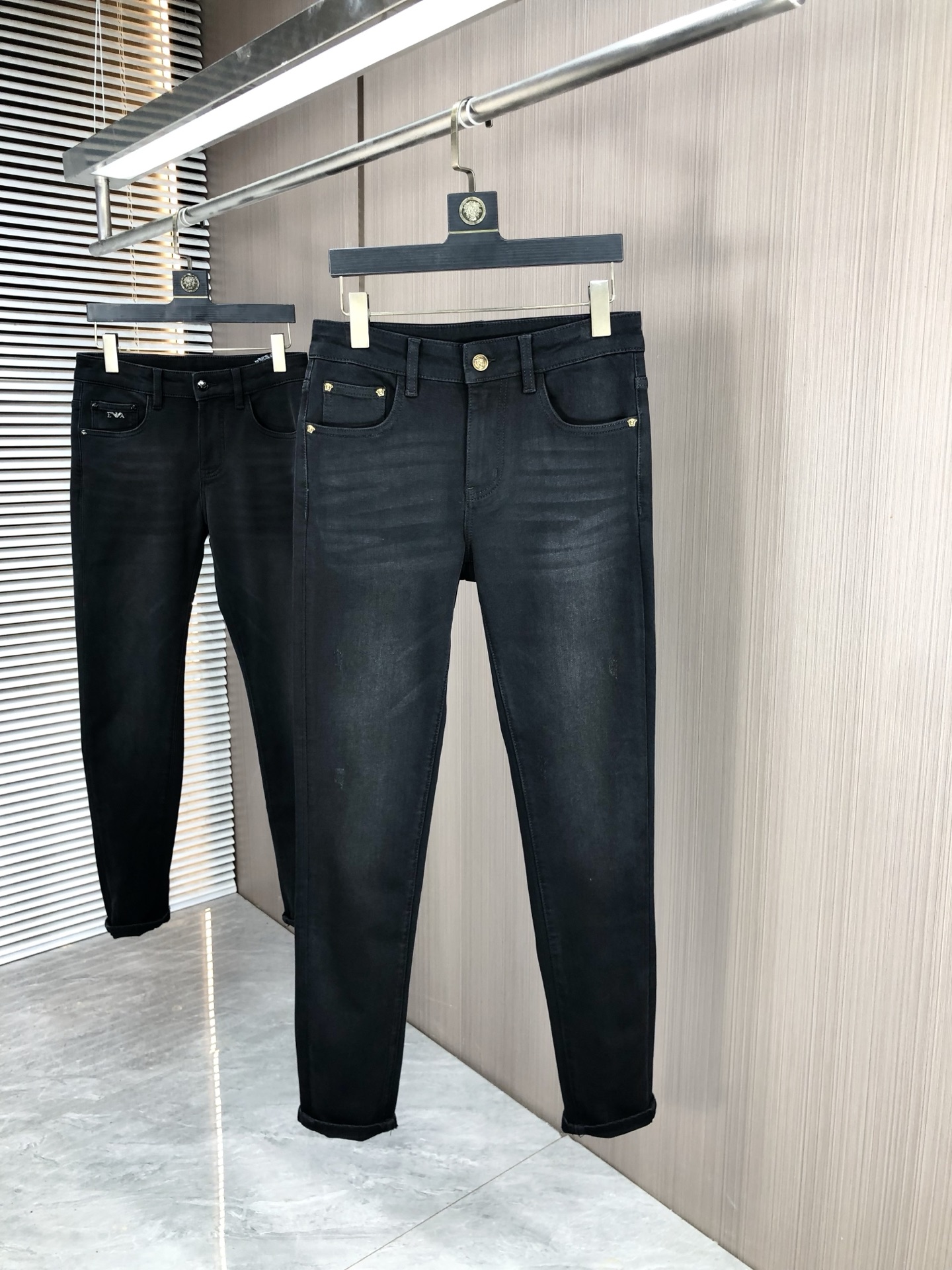 NO:529991,.Versace. 2025 autumn and winter high-end fashion sense, super soft denim fabric, light-colored washing jeans. The fabric is very special, super fine imitation cotton yarn blend, super soft and comfortable. It has a casual and casual sense of denim, and 5 also has a relaxed and fashionable feeling. The cloth is refreshing, slightly stretchy, super soft and long wearing time, the whole pants are all traditional hand-wiping technology, natural stone grinding and light fermentation washing. Details are exquisite. Size 29-38, versace, jeans, alexander wang19860909.范思哲.2025秋冬高级时装感,超柔牛仔面料 , 浅色洗水牛仔裤. 面料很特殊,超细精仿棉纱混纺,超柔舒适感. 具备牛仔随性感 ,休闲感 ,5亦有轻松感 ,时尚感. 布面清爽,微弹力,超柔穿着时间长, 整条裤子全传统手擦工艺,自然石磨轻酵洗水.细节精致感. 尺码29-38,,versace,jeans,alexander wang,Men's clothing