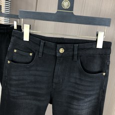 。范思哲。2025秋冬高级时装感,超柔牛仔面料 , 浅色洗水牛仔裤。面料很特殊,超细精仿棉纱混纺,超柔舒 。范思哲。2025秋冬高级时装感,超柔牛仔面料 , 浅色洗水牛仔裤。面料很特殊,超细精仿棉纱混纺,超柔舒