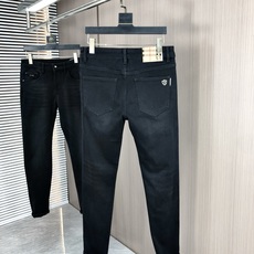 。巴宝莉。2025秋冬高级时装感,超柔牛仔面料 , 浅色洗水牛仔裤。面料很特殊,超细精仿棉纱混纺,超柔舒 。巴宝莉。2025秋冬高级时装感,超柔牛仔面料 , 浅色洗水牛仔裤。面料很特殊,超细精仿棉纱混纺,超柔舒