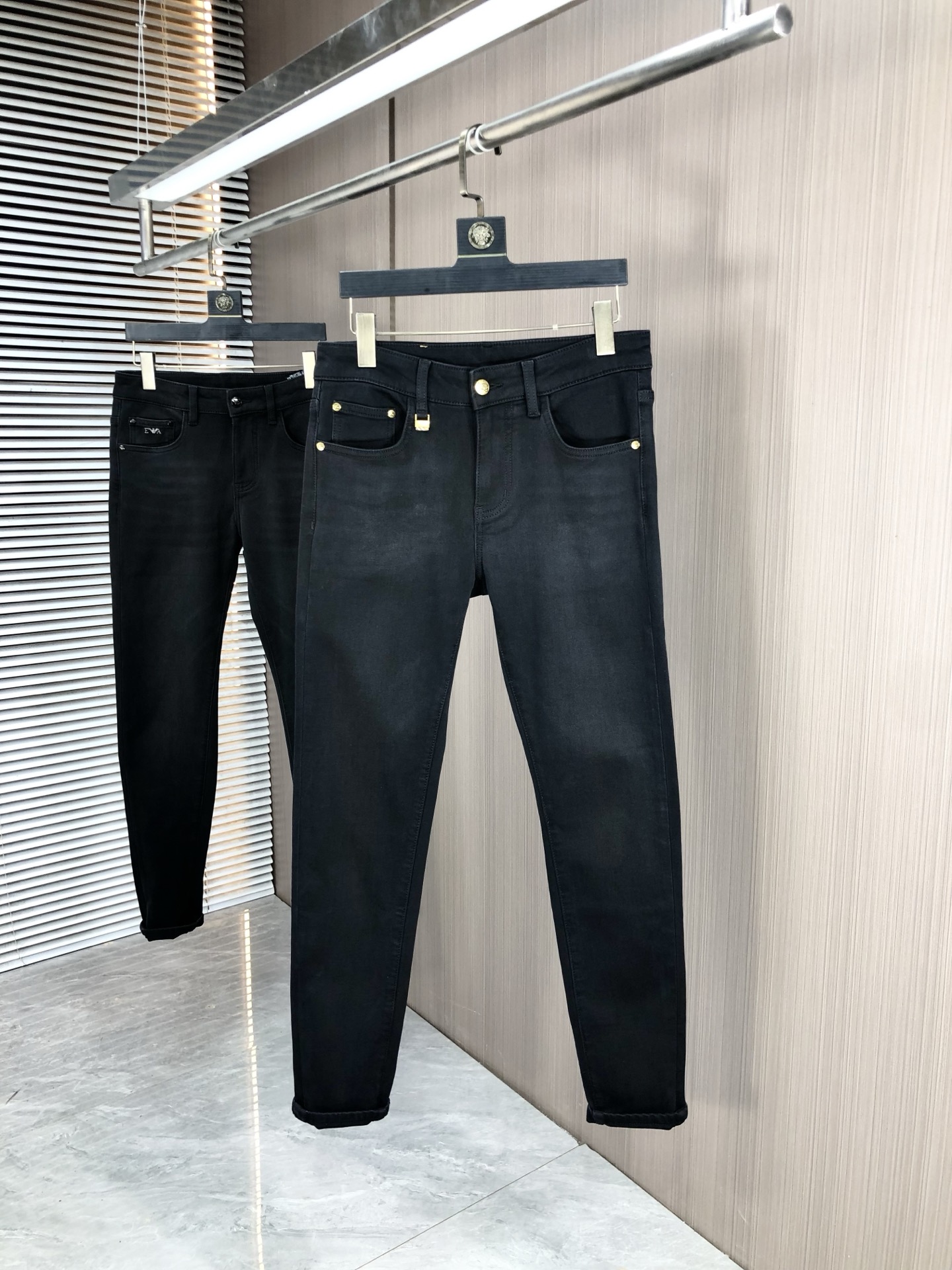 NO:529993,.Burberry. 2025 autumn and winter high-end fashion sense, super soft denim fabric, light-colored washing jeans. The fabric is very special, super fine imitation cotton yarn blend, super soft and comfortable. It has a casual and casual sense of denim, and 5 also has a relaxed and fashionable feeling. The cloth is refreshing, slightly stretchy, super soft and long wearing time, the whole pants are all traditional hand-wiping technology, natural stone grinding and light fermentation washing. Details are exquisite. Size 29-38,,burberry,jeans,alexander wang19860909.巴宝莉.2025秋冬高级时装感,超柔牛仔面料 , 浅色洗水牛仔裤. 面料很特殊,超细精仿棉纱混纺,超柔舒适感. 具备牛仔随性感 ,休闲感 ,5亦有轻松感 ,时尚感. 布面清爽,微弹力,超柔穿着时间长, 整条裤子全传统手擦工艺,自然石磨轻酵洗水.细节精致感. 尺码29-38,,burberry,jeans,alexander wang,Men's clothing