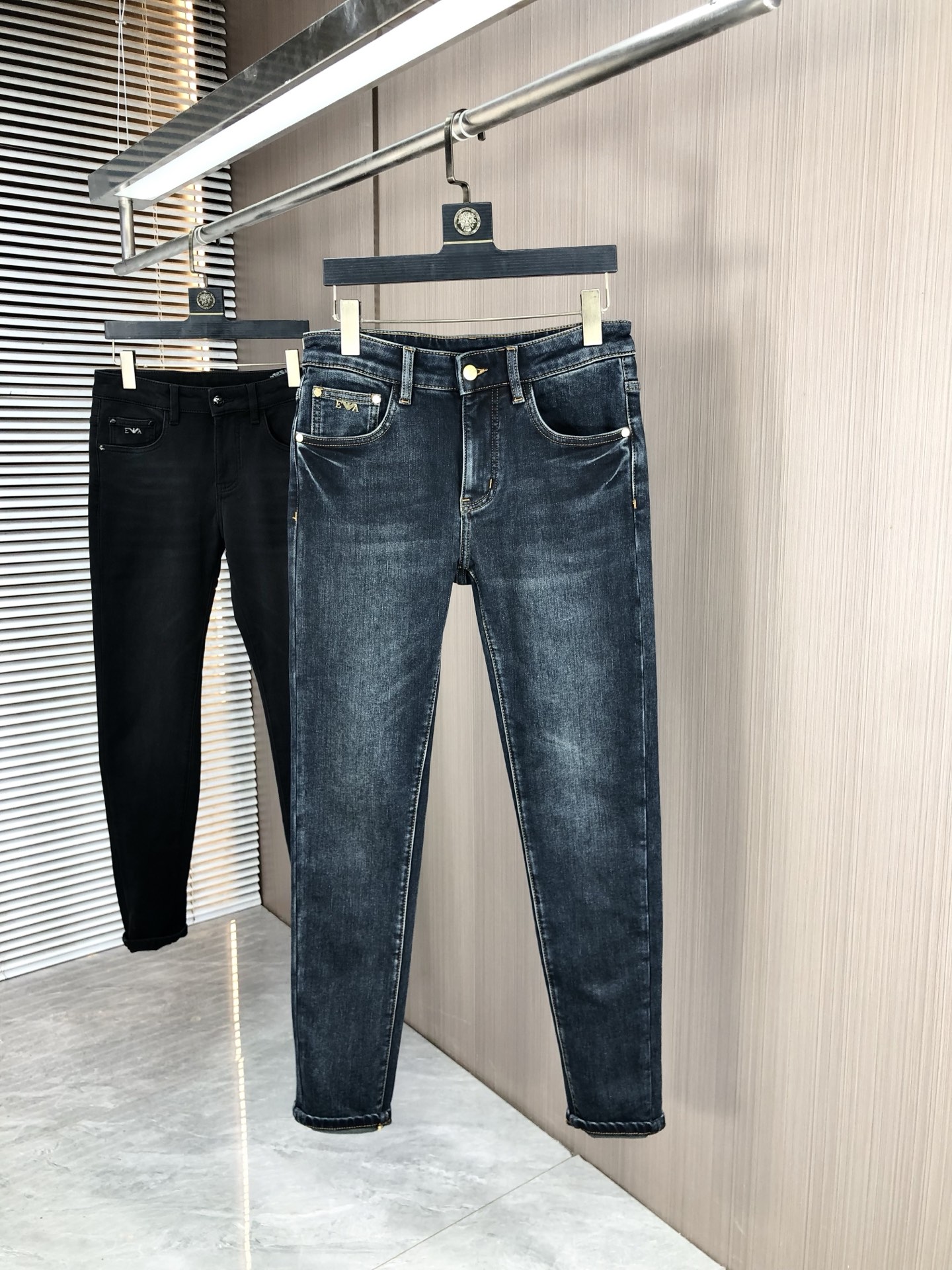 NO:529995,.Amani. 2025 autumn and winter high-end fashion sense, super soft denim fabric, light-colored washing jeans. The fabric is very special, super fine imitation cotton yarn blend, super soft and comfortable. It has a casual and casual sense of denim, and 5 also has a relaxed and fashionable feeling. The cloth is refreshing, slightly stretchy, super soft and long wearing time, the whole pants are all traditional hand-wiping technology, natural stone grinding and light fermentation washing. Details are exquisite. Size 29-38,,armani, jeans, alexander wang19860909.阿玛尼.2025秋冬高级时装感,超柔牛仔面料 , 浅色洗水牛仔裤. 面料很特殊,超细精仿棉纱混纺,超柔舒适感. 具备牛仔随性感 ,休闲感 ,5亦有轻松感 ,时尚感. 布面清爽,微弹力,超柔穿着时间长, 整条裤子全传统手擦工艺,自然石磨轻酵洗水.细节精致感. 尺码29-38,,armani,jeans,alexander wang,Men's clothing