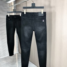 。Gucci。2025秋冬高级时装感,超柔牛仔面料 , 浅色洗水牛仔裤。面料很特殊,超细精仿棉纱混纺,超 。Gucci。2025秋冬高级时装感,超柔牛仔面料 , 浅色洗水牛仔裤。面料很特殊,超细精仿棉纱混纺,超