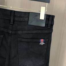 。Gucci。2025秋冬高级时装感,超柔牛仔面料 , 浅色洗水牛仔裤。面料很特殊,超细精仿棉纱混纺,超 。Gucci。2025秋冬高级时装感,超柔牛仔面料 , 浅色洗水牛仔裤。面料很特殊,超细精仿棉纱混纺,超