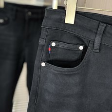 。Gucci。2025秋冬高级时装感,超柔牛仔面料 , 浅色洗水牛仔裤。面料很特殊,超细精仿棉纱混纺,超 。Gucci。2025秋冬高级时装感,超柔牛仔面料 , 浅色洗水牛仔裤。面料很特殊,超细精仿棉纱混纺,超