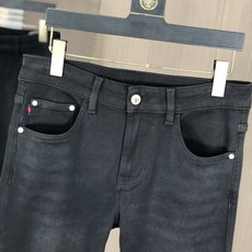 。Gucci。2025秋冬高级时装感,超柔牛仔面料 , 浅色洗水牛仔裤。面料很特殊,超细精仿棉纱混纺,超 。Gucci。2025秋冬高级时装感,超柔牛仔面料 , 浅色洗水牛仔裤。面料很特殊,超细精仿棉纱混纺,超