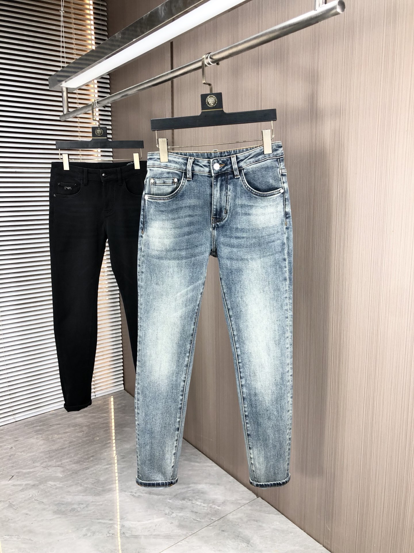 NO:529999,.Amani. 2025 autumn and winter high-end fashion sense, super soft denim fabric, light-colored washing jeans. The fabric is very special, super fine imitation cotton yarn blend, super soft and comfortable. It has a casual and casual sense of denim, and 5 also has a relaxed and fashionable feeling. The cloth is refreshing, slightly stretchy, super soft and long wearing time, the whole pants are all traditional hand-wiping technology, natural stone grinding and light fermentation washing. Details are exquisite. Size 29-38,,armani, jeans, alexander wang19860909.阿玛尼.2025秋冬高级时装感,超柔牛仔面料 , 浅色洗水牛仔裤. 面料很特殊,超细精仿棉纱混纺,超柔舒适感. 具备牛仔随性感 ,休闲感 ,5亦有轻松感 ,时尚感. 布面清爽,微弹力,超柔穿着时间长, 整条裤子全传统手擦工艺,自然石磨轻酵洗水.细节精致感. 尺码29-38,,armani,jeans,alexander wang,Men's clothing