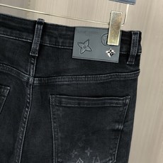 。Lv。2025秋冬高级时装感,超柔牛仔面料 , 浅色洗水牛仔裤。面料很特殊,超细精仿棉纱混纺,超柔舒适 。Lv。2025秋冬高级时装感,超柔牛仔面料 , 浅色洗水牛仔裤。面料很特殊,超细精仿棉纱混纺,超柔舒适
