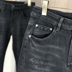 。Lv。2025秋冬高级时装感,超柔牛仔面料 , 浅色洗水牛仔裤。面料很特殊,超细精仿棉纱混纺,超柔舒适 。Lv。2025秋冬高级时装感,超柔牛仔面料 , 浅色洗水牛仔裤。面料很特殊,超细精仿棉纱混纺,超柔舒适