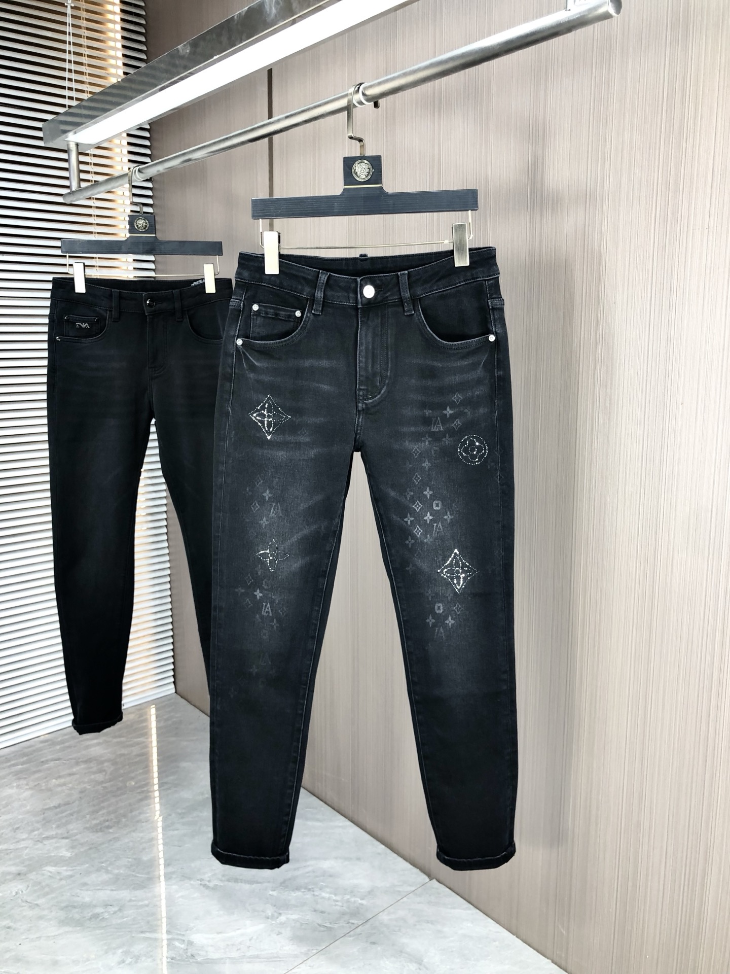 NO:530001,.Lv.2025 autumn and winter high-end fashion sense, super soft denim fabric, light-colored washing jeans. The fabric is very special, super fine imitation cotton yarn blend, super soft and comfortable. It has a casual and casual sense of denim, and 5 also has a relaxed and fashionable feeling. The cloth is refreshing, slightly stretchy, super soft and long wearing time, the whole pants are all traditional hand-wiping technology, natural stone grinding and light fermentation washing. Details are exquisite. Size 29-38,,louis vuitton, jeans, alexander wang19860909.Lv.2025秋冬高级时装感,超柔牛仔面料 , 浅色洗水牛仔裤. 面料很特殊,超细精仿棉纱混纺,超柔舒适感. 具备牛仔随性感 ,休闲感 ,5亦有轻松感 ,时尚感. 布面清爽,微弹力,超柔穿着时间长, 整条裤子全传统手擦工艺,自然石磨轻酵洗水.细节精致感. 尺码29-38,,louis vuitton,jeans,alexander wang,Men's clothing