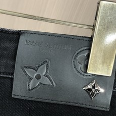 。Lv。2025秋冬高级时装感,超柔牛仔面料 , 浅色洗水牛仔裤。面料很特殊,超细精仿棉纱混纺,超柔舒适 。Lv。2025秋冬高级时装感,超柔牛仔面料 , 浅色洗水牛仔裤。面料很特殊,超细精仿棉纱混纺,超柔舒适