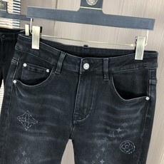 。Lv。2025秋冬高级时装感,超柔牛仔面料 , 浅色洗水牛仔裤。面料很特殊,超细精仿棉纱混纺,超柔舒适 。Lv。2025秋冬高级时装感,超柔牛仔面料 , 浅色洗水牛仔裤。面料很特殊,超细精仿棉纱混纺,超柔舒适