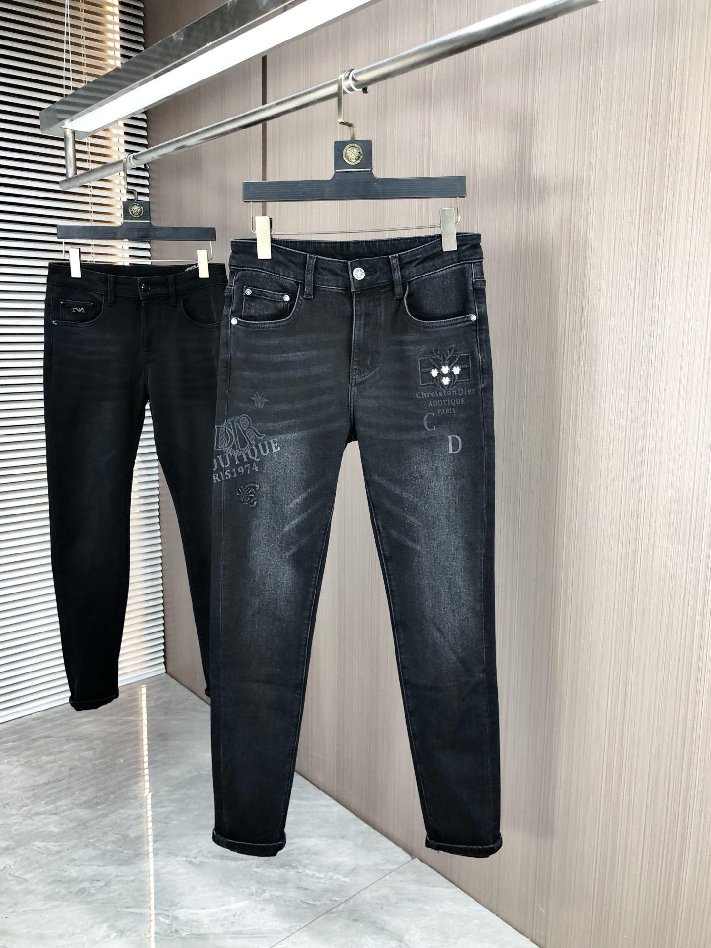 NO:530003,.Dior.2025 autumn and winter high-end fashion sense, super soft denim fabric, light-colored washing jeans. The fabric is very special, super fine imitation cotton yarn blend, super soft and comfortable. It has a casual and casual sense of denim, and also has a relaxed and fashionable feeling. The cloth is refreshing, slightly stretchy, super soft and long-lasting, the whole pants are all traditional hand-wiping technology, natural stone grinding and light fermentation washing. Details are exquisite. Size 29-38,,dior,jeans,alexander wang19860909.Dior.2025秋冬高级时装感,超柔牛仔面料 , 浅色洗水牛仔裤. 面料很特殊,超细精仿棉纱混纺,超柔舒适感. 具备牛仔随性感 ,休闲感 ,5亦有轻松感 ,时尚感. 布面清爽,微弹力,超柔穿着时间长, 整条裤子全传统手擦工艺,自然石磨轻酵洗水.细节精致感. 尺码29-38,,dior,jeans,alexander wang,Men's clothing