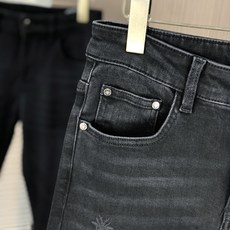 。Dior。2025秋冬高级时装感,超柔牛仔面料 , 浅色洗水牛仔裤。面料很特殊,超细精仿棉纱混纺,超柔 。Dior。2025秋冬高级时装感,超柔牛仔面料 , 浅色洗水牛仔裤。面料很特殊,超细精仿棉纱混纺,超柔